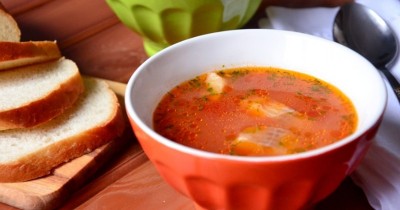 Томатный суп с рыбой и кукурузой