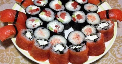 Нигири суши и роллы с лососем