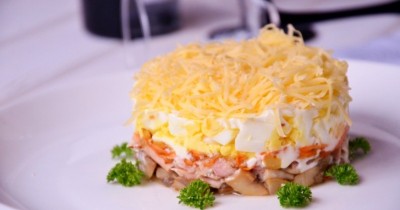 Салат с тунцом консервированным яйцом и сыром