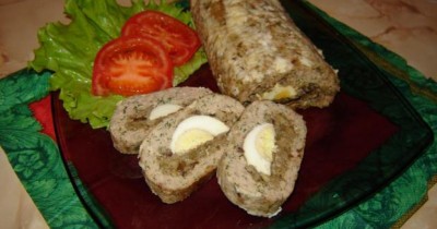 Большой мясной рулет в духовке