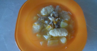 Куриный суп с картошкой клецками и курицей