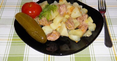 Свинина с картошкой, луком и морковью в мультиварке