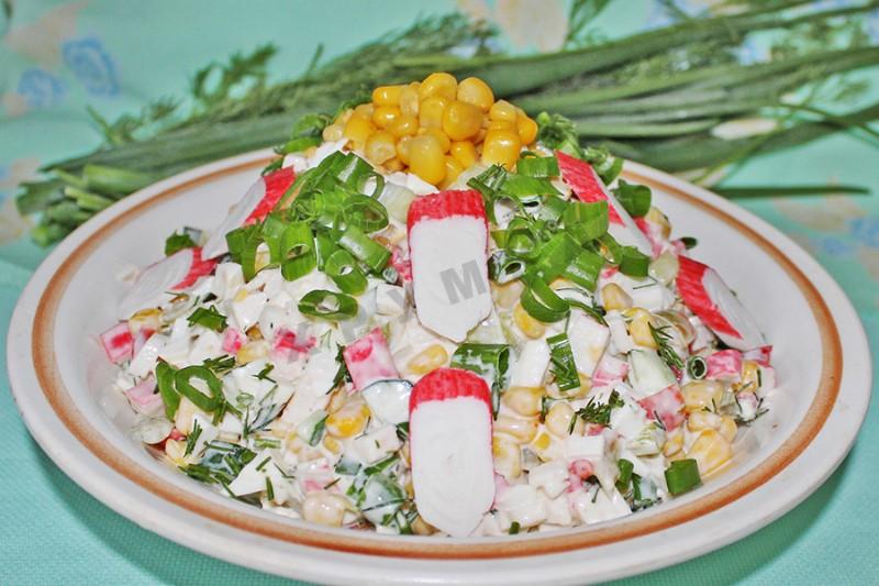 Рецепт салата с крекерами и крабовыми палочками