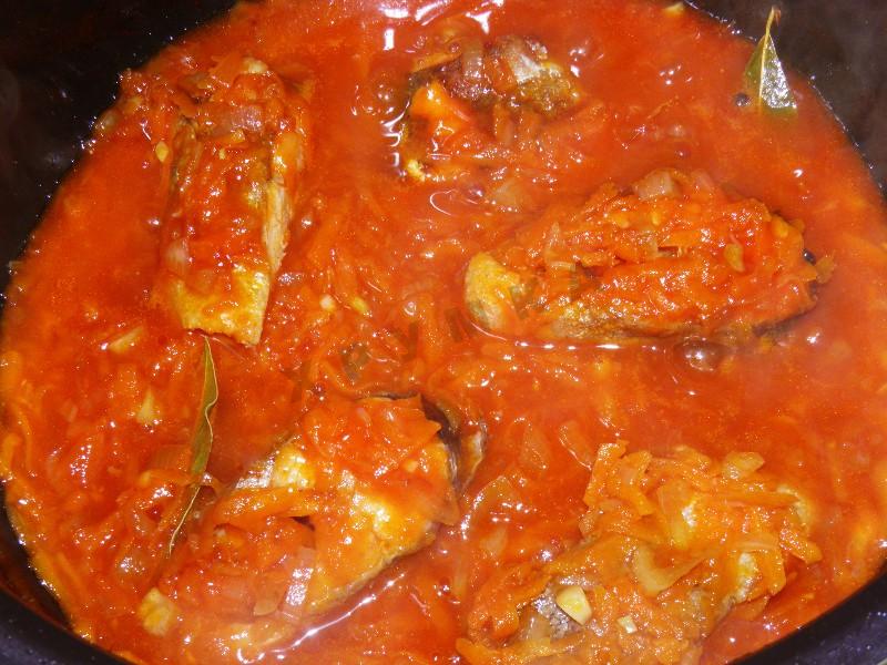 Минтай с томатами на сковороде. Рыба в томатном соусе. Рыба под маринадом. Минтай в томатном соусе в мультиварке. Тушеная рыба в мультиварке.