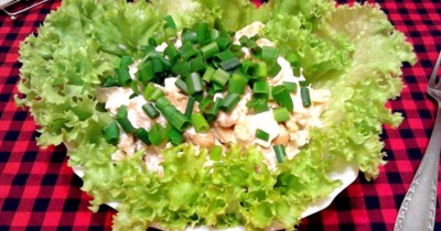 Салат с кириешками и фасолью