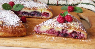 Пирог с ягодами в мультиварке
