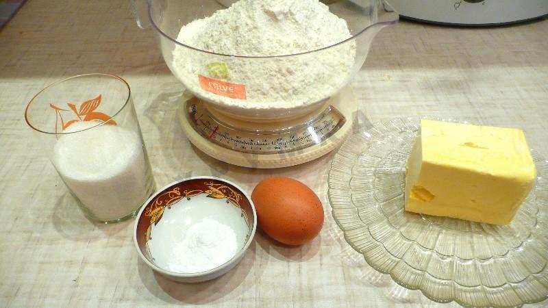 В тесте много масла. Ингредиенты для песочного теста. Пирог маргарин яйца мука сахар. Сырье для песочного теста. Маргарин яйца и сахар.