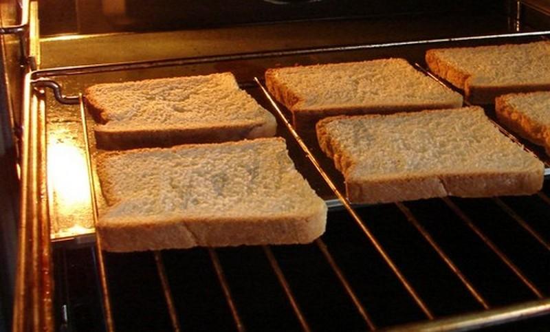 Тостовый хлеб в духовке. Бутерброды из тостового хлеба в духовке. Хлеб на решетке в духовке. Бутерброды с тостовым хлебом в духовке. Как посушить хлеб в духовке