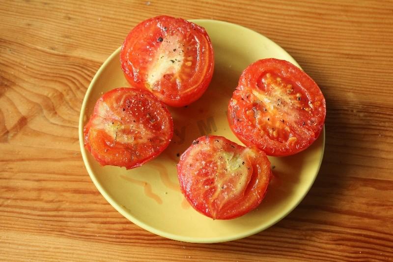 Рецепт жареных помидор с чесноком. Жареные помидоры. Пассированные помидоры. Поджаренные помидоры. Жареные помидоры с чесноком.