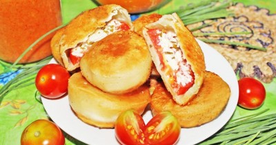 Пирожки бомбочки с помидорами и сыром