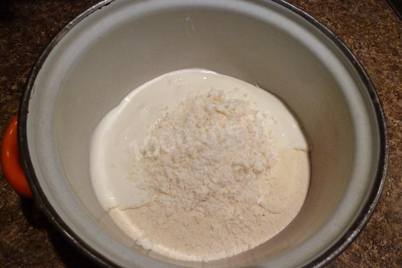 Творожное тесто на соде для пирога. С чем смешать кокосовую стружку. Расплавленные песок и сода. Перемешивает два ингредиента чтобы получилось кокосовое молоко.
