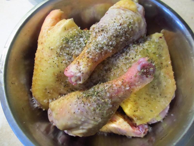 Маринование курицы. Курица маринованная в кефире в духовке. Мариновка курицы для духовки для Гиро. Мариновать курицу в кефире