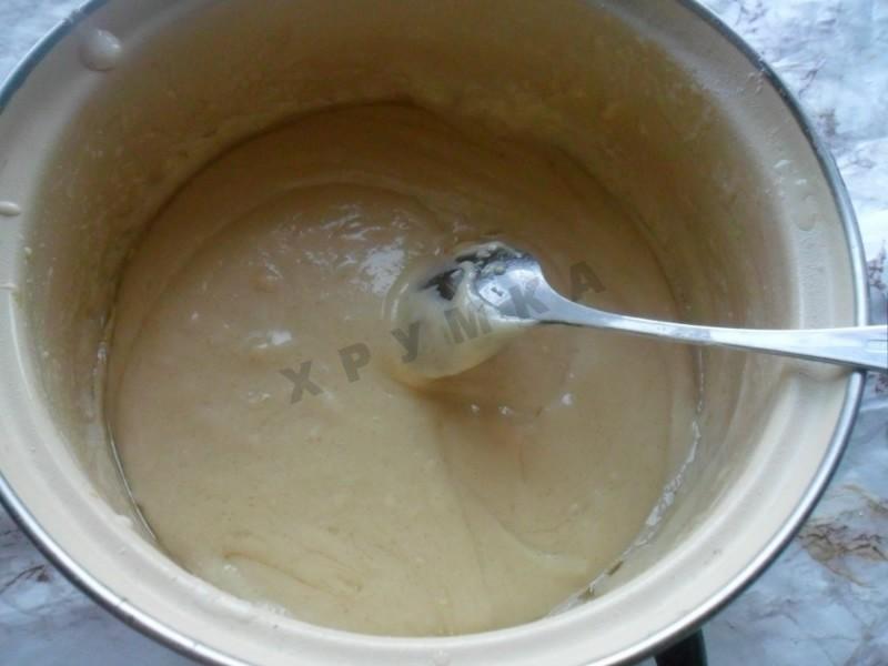 Тесто кефир растительное масло. Тесто на растительном масле. Замес теста для кекса на кефире. Тесто на кекс на подсолнечном масле. Тесто на кефире и растительном масле и дрожжах.