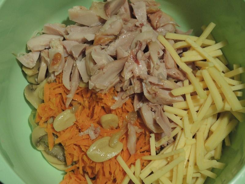 Корейская морковь курица шампиньоны. Жареная картошка с луком и салатом. Салат с жареной картошкой. Салат с жареной картошкой и курицей.
