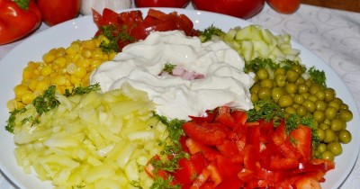 Салат Любимый с колбасой и овощами