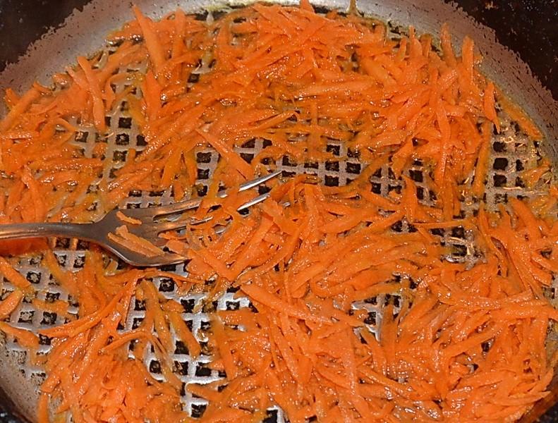 Морковь тушить в сковороде. С пряной тушëной морковью и.