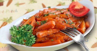Морковь тушеная с помидорами и луком