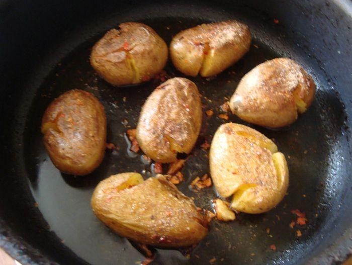 Жареная картошка посыпана пряными. Жареная картошка с паприкой. Красная картошка для жарки. Картошка с солью и перцем. Ведро жареной картошки.