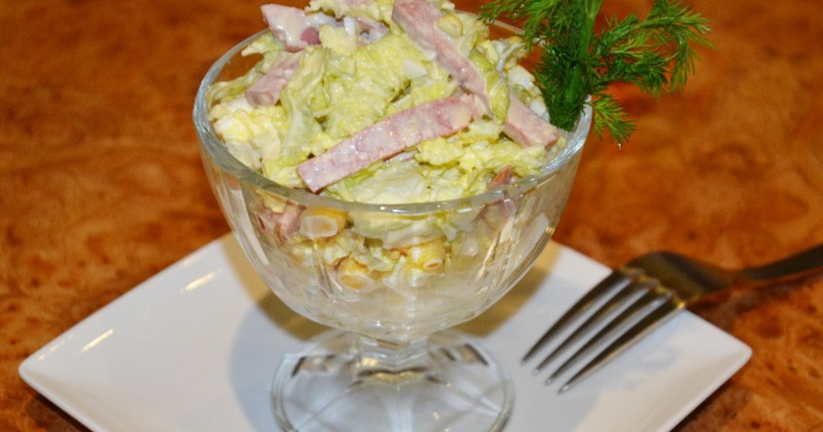 Салат с чипсами колбасой и капустой