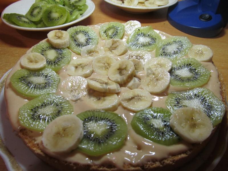 Пирог с киви и бананами и сгущенкой