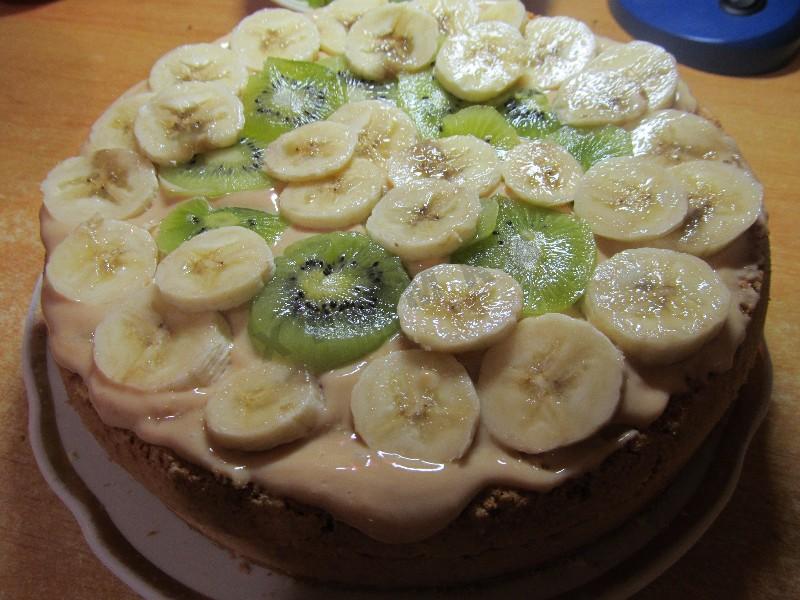 Торт из коржей и фруктов бананов