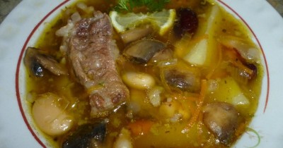 Фасолевый суп с грибами и ребрышками