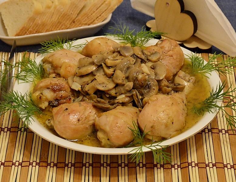 Рецепт приготовления курицы с грибами. Курочка с грибами в духовке. Курица с картошкой и грибами в духовке. Голень с грибами и картошкой. Курица с картошкой и шампиньонами в духовке.