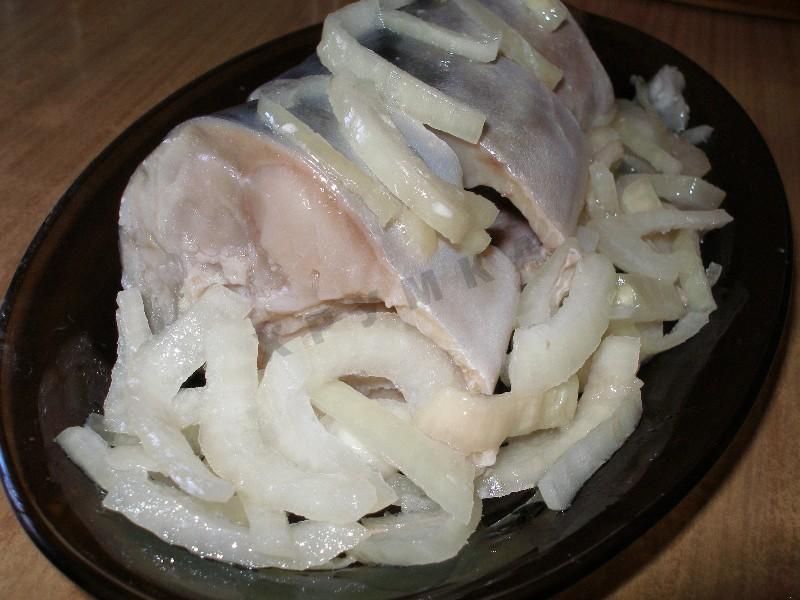 Рецепт маринованной скумбрии с луком
