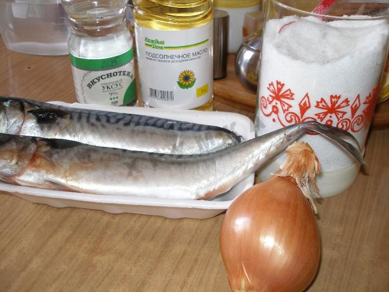 Рецепт скумбрия с маслом и уксусом. Маринованная скумбрия с луком в яблочном уксусе. Как замариновать лук для скумбрии.