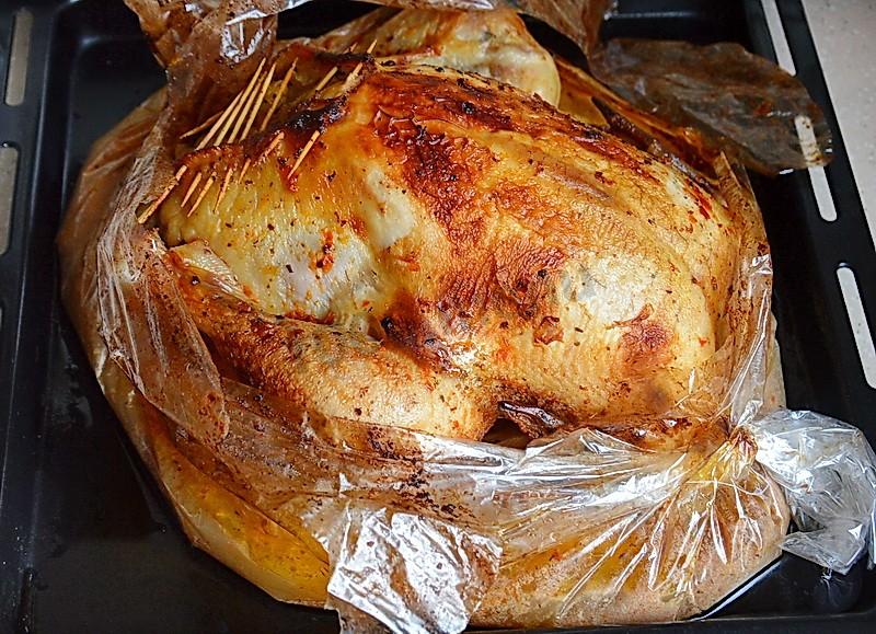 Курица запеченная в рукаве в духовке. Фаршированная курица в духовке. Курица фаршированная картошкой. Курица фаршированная картошкой в духовке. Курица в духовке целиком в рукаве.