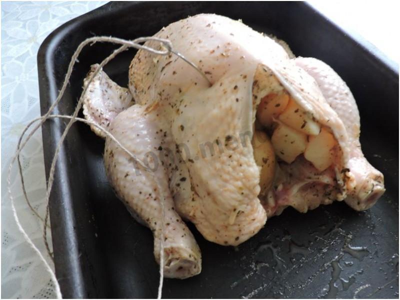 Можно ли под курицу подложить. Курица фаршированная картошкой. Фаршированная куриная кожа. Курица фаршированная картошкой в духовке. Фаршированная курица без костей в духовке.