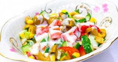 Салат с перчинкой кукурузой и оливками