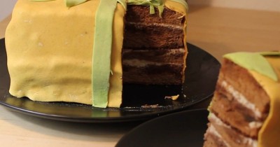 Торт Подарок шоколадный бисквит из мастики