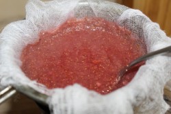 Морсы из клубники и малины. mors iz yagod klubniki 1467979311 fe 10 min. Морсы из клубники и малины фото. Морсы из клубники и малины-mors iz yagod klubniki 1467979311 fe 10 min. картинка Морсы из клубники и малины. картинка mors iz yagod klubniki 1467979311 fe 10 min. Летом мы часто пьем прохладные соки или компоты. Но можно приготовить еще один освежающий вкусный напиток. Морс отличается от компота тем, что в него кладут перетертые ягоды. В редких случаях его готовят на основе фруктового или овощного пюре. Летом попробуйте добавить в морс немного льда и свежую мяту. Зимой можно поэкспериментировать со специями, чтобы получить согревающий ароматный напиток.