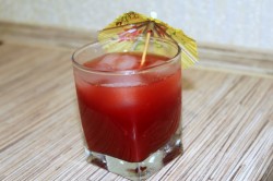 Морсы из клубники и малины. mors iz yagod klubniki 1467979311 fe 15 min. Морсы из клубники и малины фото. Морсы из клубники и малины-mors iz yagod klubniki 1467979311 fe 15 min. картинка Морсы из клубники и малины. картинка mors iz yagod klubniki 1467979311 fe 15 min. Летом мы часто пьем прохладные соки или компоты. Но можно приготовить еще один освежающий вкусный напиток. Морс отличается от компота тем, что в него кладут перетертые ягоды. В редких случаях его готовят на основе фруктового или овощного пюре. Летом попробуйте добавить в морс немного льда и свежую мяту. Зимой можно поэкспериментировать со специями, чтобы получить согревающий ароматный напиток.
