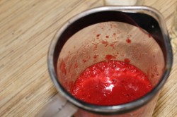 Морсы из клубники и малины. mors iz yagod klubniki 1467979311 fe 3 min. Морсы из клубники и малины фото. Морсы из клубники и малины-mors iz yagod klubniki 1467979311 fe 3 min. картинка Морсы из клубники и малины. картинка mors iz yagod klubniki 1467979311 fe 3 min. Летом мы часто пьем прохладные соки или компоты. Но можно приготовить еще один освежающий вкусный напиток. Морс отличается от компота тем, что в него кладут перетертые ягоды. В редких случаях его готовят на основе фруктового или овощного пюре. Летом попробуйте добавить в морс немного льда и свежую мяту. Зимой можно поэкспериментировать со специями, чтобы получить согревающий ароматный напиток.