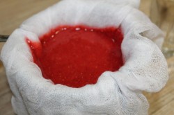 Морсы из клубники и малины. mors iz yagod klubniki 1467979311 fe 4 min. Морсы из клубники и малины фото. Морсы из клубники и малины-mors iz yagod klubniki 1467979311 fe 4 min. картинка Морсы из клубники и малины. картинка mors iz yagod klubniki 1467979311 fe 4 min. Летом мы часто пьем прохладные соки или компоты. Но можно приготовить еще один освежающий вкусный напиток. Морс отличается от компота тем, что в него кладут перетертые ягоды. В редких случаях его готовят на основе фруктового или овощного пюре. Летом попробуйте добавить в морс немного льда и свежую мяту. Зимой можно поэкспериментировать со специями, чтобы получить согревающий ароматный напиток.