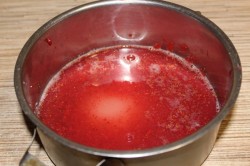 Морсы из клубники и малины. mors iz yagod klubniki 1467979311 fe 8 min. Морсы из клубники и малины фото. Морсы из клубники и малины-mors iz yagod klubniki 1467979311 fe 8 min. картинка Морсы из клубники и малины. картинка mors iz yagod klubniki 1467979311 fe 8 min. Летом мы часто пьем прохладные соки или компоты. Но можно приготовить еще один освежающий вкусный напиток. Морс отличается от компота тем, что в него кладут перетертые ягоды. В редких случаях его готовят на основе фруктового или овощного пюре. Летом попробуйте добавить в морс немного льда и свежую мяту. Зимой можно поэкспериментировать со специями, чтобы получить согревающий ароматный напиток.