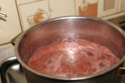 Морсы из клубники и малины. mors iz yagod klubniki 1467979311 fe 9 min. Морсы из клубники и малины фото. Морсы из клубники и малины-mors iz yagod klubniki 1467979311 fe 9 min. картинка Морсы из клубники и малины. картинка mors iz yagod klubniki 1467979311 fe 9 min. Летом мы часто пьем прохладные соки или компоты. Но можно приготовить еще один освежающий вкусный напиток. Морс отличается от компота тем, что в него кладут перетертые ягоды. В редких случаях его готовят на основе фруктового или овощного пюре. Летом попробуйте добавить в морс немного льда и свежую мяту. Зимой можно поэкспериментировать со специями, чтобы получить согревающий ароматный напиток.