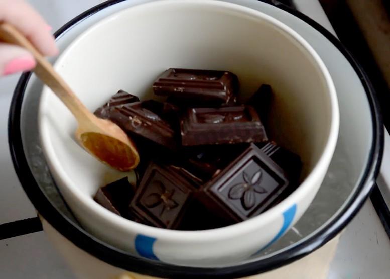 Растопить шоколад на бане. Растопленный шоколад. Водяная баня для шоколада. Топление шоколада на водяной бане. Посуда для растопки шоколада.