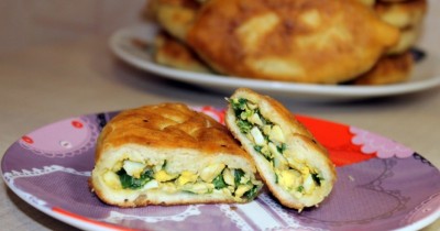 пирожки на кефире с зеленым луком и яйцом