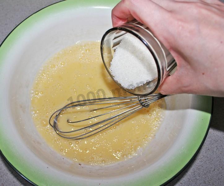 Надо ли добавлять в тесто яйца. Взбивание теста. Взбиваем тесто двумя руками. Механическая филня взбивать тесто. Как взбить яйца венчиком.