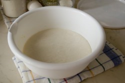 оладьи на кислом молоке и дрожжах сухих рецепт. oladi iz prokisshego moloka pyshnye 1474038735 fe 3 min. оладьи на кислом молоке и дрожжах сухих рецепт фото. оладьи на кислом молоке и дрожжах сухих рецепт-oladi iz prokisshego moloka pyshnye 1474038735 fe 3 min. картинка оладьи на кислом молоке и дрожжах сухих рецепт. картинка oladi iz prokisshego moloka pyshnye 1474038735 fe 3 min. Часто хозяйки не успевают использовать свежее молоко, и оно прокисает. А может оказаться и так, что покупая продукт в магазине, мы в спешке не обращаем внимания на информацию на упаковке и приобретаем просроченный товар. Не стоит расстраиваться и избавляться от продукта, ведь можно приготовить пышные оладьи на кислом молоке с дрожжами, которые прекрасно подойдут для завтрака и понравятся и взрослым, и детям.