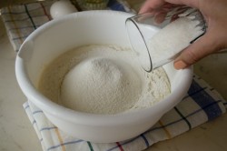 оладьи на кислом молоке и дрожжах сухих рецепт. oladi iz prokisshego moloka pyshnye 1474038735 fe 5 min. оладьи на кислом молоке и дрожжах сухих рецепт фото. оладьи на кислом молоке и дрожжах сухих рецепт-oladi iz prokisshego moloka pyshnye 1474038735 fe 5 min. картинка оладьи на кислом молоке и дрожжах сухих рецепт. картинка oladi iz prokisshego moloka pyshnye 1474038735 fe 5 min. Часто хозяйки не успевают использовать свежее молоко, и оно прокисает. А может оказаться и так, что покупая продукт в магазине, мы в спешке не обращаем внимания на информацию на упаковке и приобретаем просроченный товар. Не стоит расстраиваться и избавляться от продукта, ведь можно приготовить пышные оладьи на кислом молоке с дрожжами, которые прекрасно подойдут для завтрака и понравятся и взрослым, и детям.