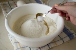 оладьи на кислом молоке и дрожжах сухих рецепт. oladi iz prokisshego moloka pyshnye 1474038735 fe 7 min. оладьи на кислом молоке и дрожжах сухих рецепт фото. оладьи на кислом молоке и дрожжах сухих рецепт-oladi iz prokisshego moloka pyshnye 1474038735 fe 7 min. картинка оладьи на кислом молоке и дрожжах сухих рецепт. картинка oladi iz prokisshego moloka pyshnye 1474038735 fe 7 min. Часто хозяйки не успевают использовать свежее молоко, и оно прокисает. А может оказаться и так, что покупая продукт в магазине, мы в спешке не обращаем внимания на информацию на упаковке и приобретаем просроченный товар. Не стоит расстраиваться и избавляться от продукта, ведь можно приготовить пышные оладьи на кислом молоке с дрожжами, которые прекрасно подойдут для завтрака и понравятся и взрослым, и детям.