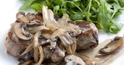 Свиные отбивные под белым соусом