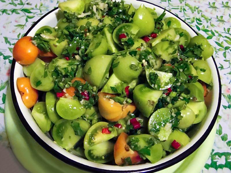 Как приготовить салат из зеленых помидор на зиму: лучшие рецепты и советы