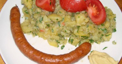 Немецкий картофельный салат с соленым огурцом