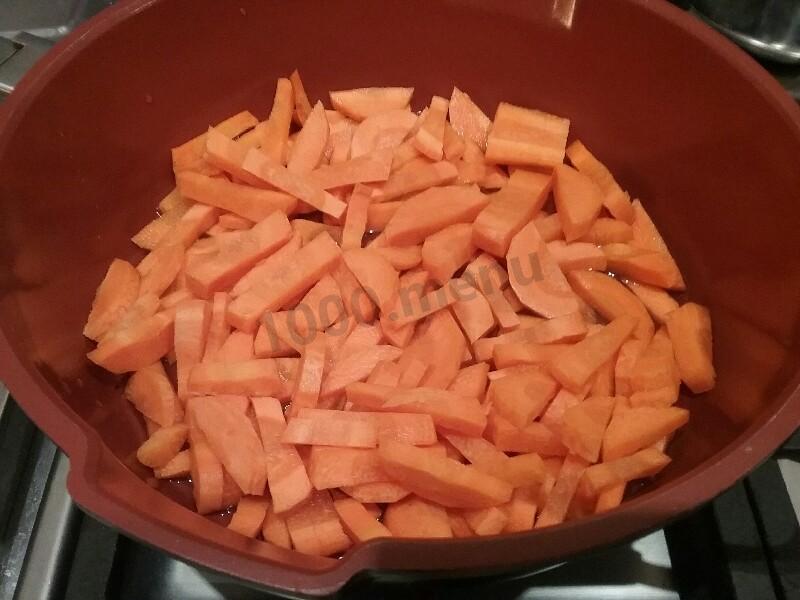Тушенка с морковкой. Тушеная морковь. Тушеная морковь консистенция. Морковь тушить в сковороде.