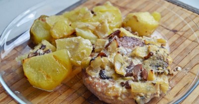 Свиная вырезка запеченная с картофелем и грибами